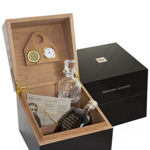 Marzadro - Cofanetto 70 Anniversario - Grappa - Geschenkset incl. Humidor, Kristallflasche und 2 Gläsern Marzadro - Cofanetto 70 Anniversario - Grappa - Geschenkset incl. Humidor, Kristallflasche und 2 Gläsern